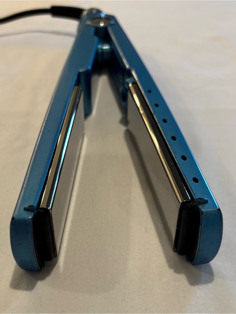BabylissPRO 1 1/4" Nano Titanium Flat Iron - Picture 5 of 9